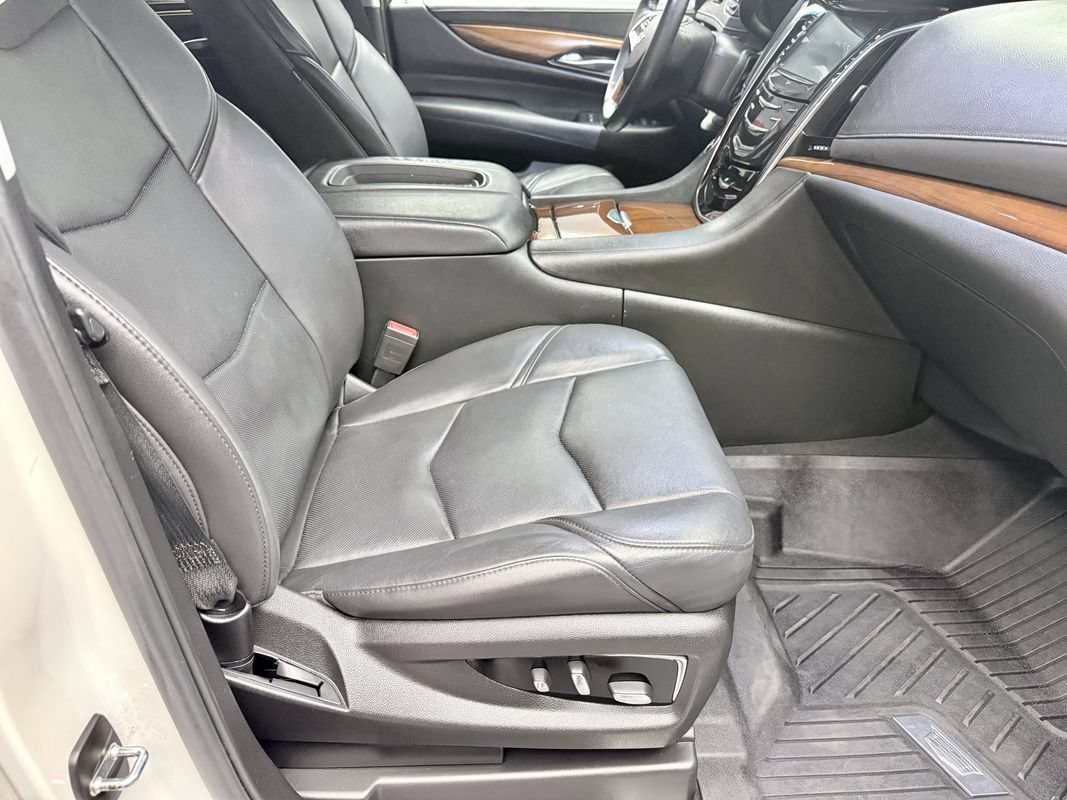 Used 2018 Cadillac Escalade ESV Luxury AWD/4WD image 12