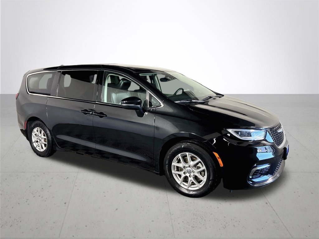 Used 2023 Chrysler Pacifica Touring-L FWD image 4