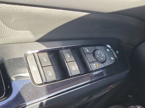 Used 2022 Nissan Pathfinder SV FWD image 17