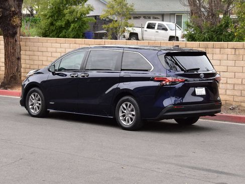 Used 2021 Toyota Sienna XLE FWD image 9