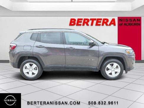 Used 2022 Jeep Compass Latitude image 2