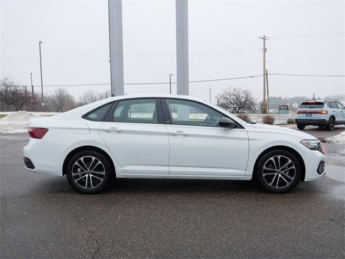 Certified 2024 Volkswagen Jetta Sport image 8