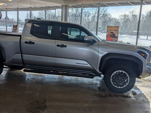 Used 2024 Toyota Tacoma TRD Off-Road image 7