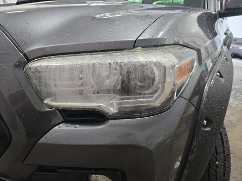 Used 2017 Toyota Tacoma TRD Sport AWD/4WD image 35