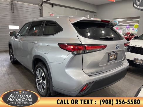 Used 2023 Toyota Highlander XLE AWD/4WD image 3