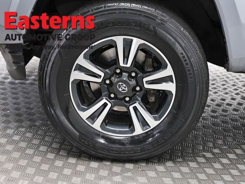 Used 2018 Toyota Tacoma TRD Sport AWD/4WD image 35