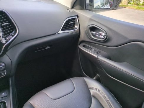 Used 2019 Jeep Cherokee Limited FWD image 17