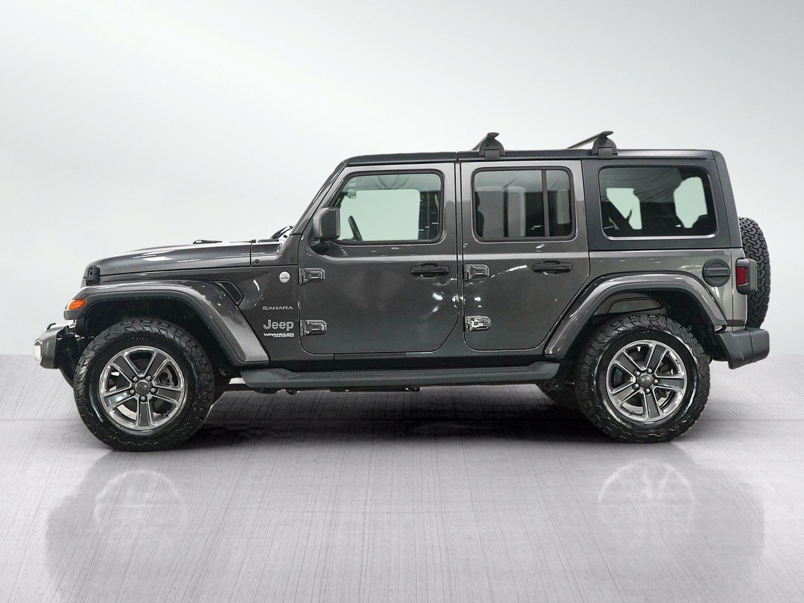Used 2018 Jeep Wrangler Unlimited Sahara w/ Cold Weather Group AWD/4WD image 2