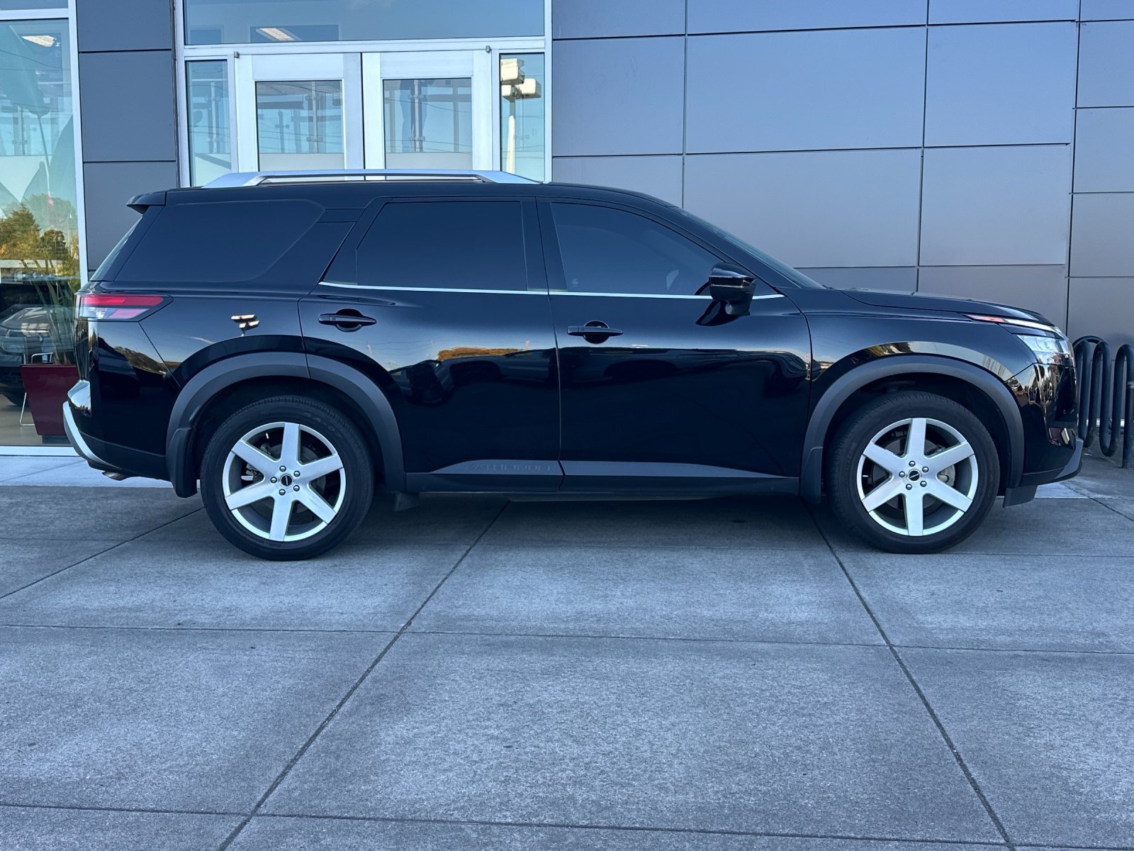 Used 2024 Nissan Pathfinder SL AWD/4WD image 2