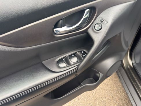 Used 2016 Nissan Rogue SV FWD image 12