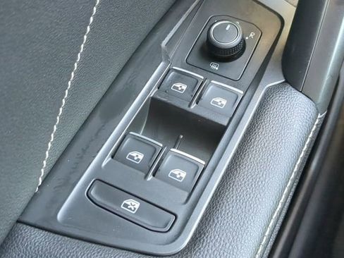 Used 2023 Volkswagen Tiguan SE R-Line image 23