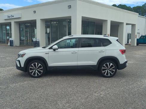 Certified 2022 Volkswagen Taos SE FWD image 4