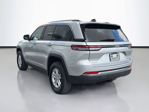 Used 2023 Jeep Grand Cherokee Laredo AWD/4WD image 5