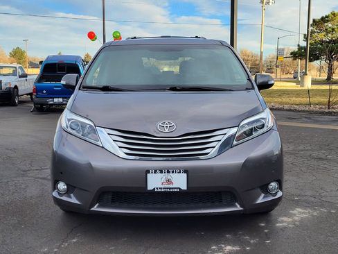 Used 2017 Toyota Sienna Limited image 8