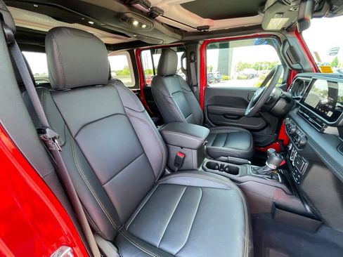 Used 2025 Jeep Wrangler Unlimited Sahara AWD/4WD image 30