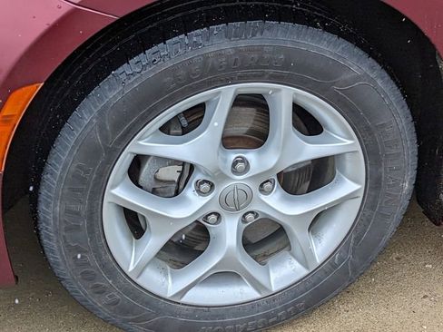 Used 2018 Chrysler Pacifica Touring-L w/ Tire & Wheel Group image 10