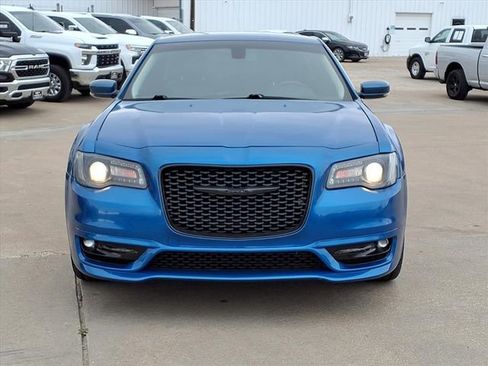 Used 2022 Chrysler 300 Touring L image 2