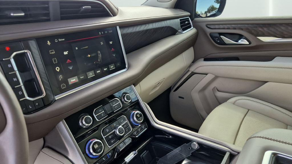 Used 2024 GMC Yukon XL Denali w/ Advanced Technology Package AWD/4WD image 16