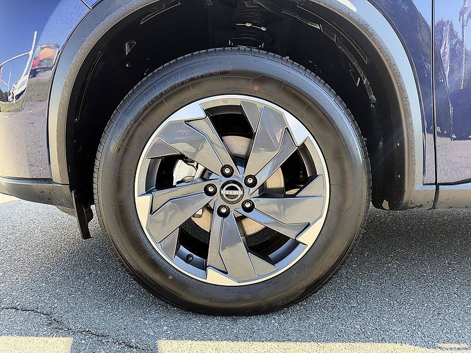 Certified 2025 Nissan Rogue SV AWD/4WD image 9