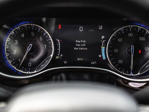 Used 2024 Chrysler Pacifica Limited FWD image 9