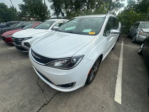 Used 2018 Chrysler Pacifica Limited w/ Advanced Safetytec Group FWD image 2