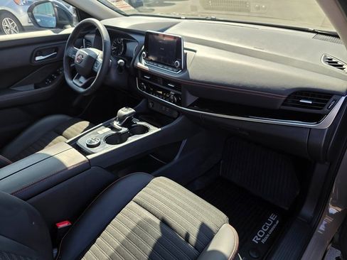 Used 2025 Nissan Rogue SV image 10