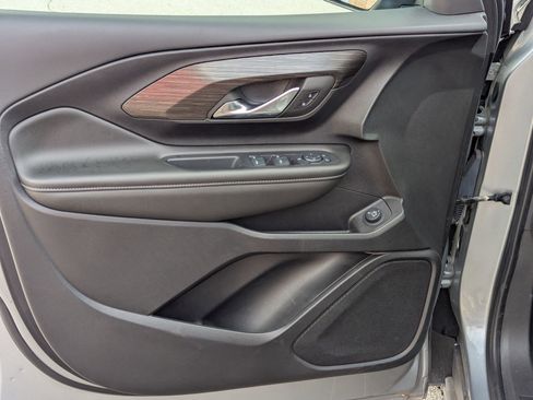 Used 2024 GMC Terrain SLE w/ Driver Convenience Package image 11