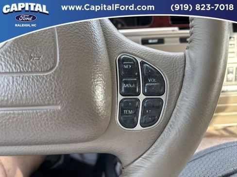 Used 2004 Lincoln Town Car Signature image 22