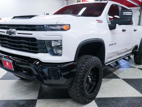 Used 2024 Chevrolet Silverado 2500 Custom w/ Custom Value Package image 5