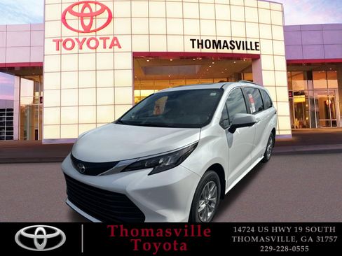 New 2025 Toyota Sienna XLE image 1