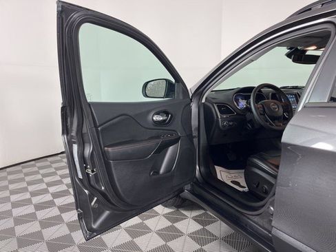 Used 2022 Jeep Cherokee Trailhawk w/ Comfort/Convenience Group AWD/4WD image 14