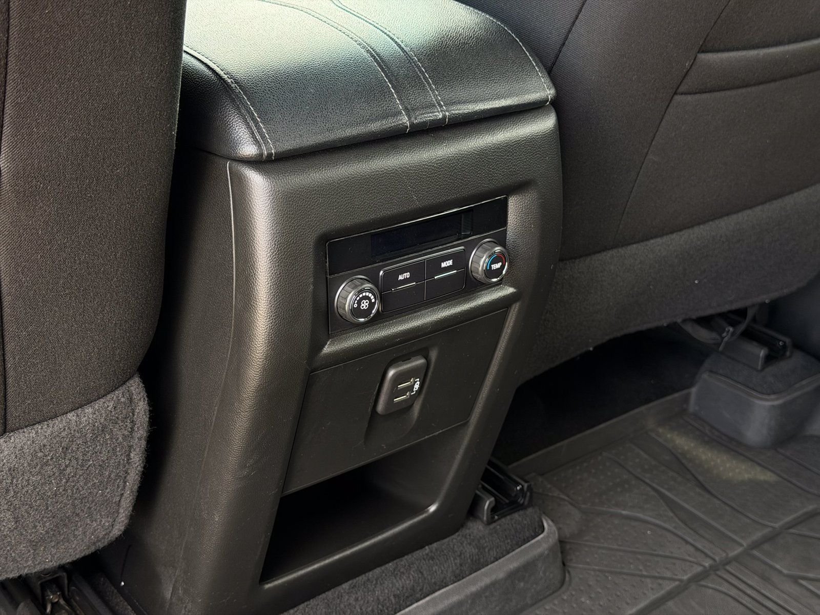Used 2023 Chevrolet Traverse LT FWD image 28