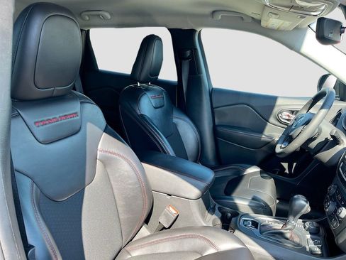 Used 2022 Jeep Cherokee Trailhawk w/ Comfort/Convenience Group image 27