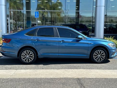 Used 2019 Volkswagen Jetta SEL w/ Cold Weather Package FWD image 3