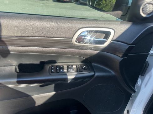 Used 2021 Jeep Grand Cherokee Laredo RWD image 12