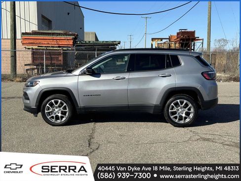Used 2022 Jeep Compass Latitude image 2