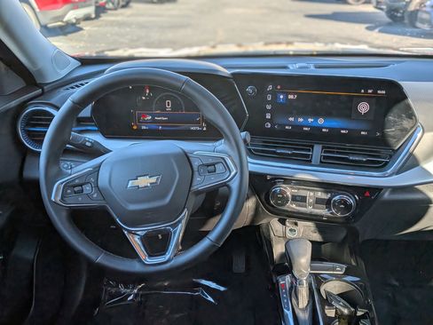 Used 2025 Chevrolet Trax LT w/ LT Convenience Package image 18