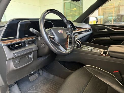 Used 2022 Cadillac Escalade Premium Luxury RWD image 4