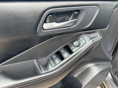 Used 2024 Nissan Rogue SV image 21