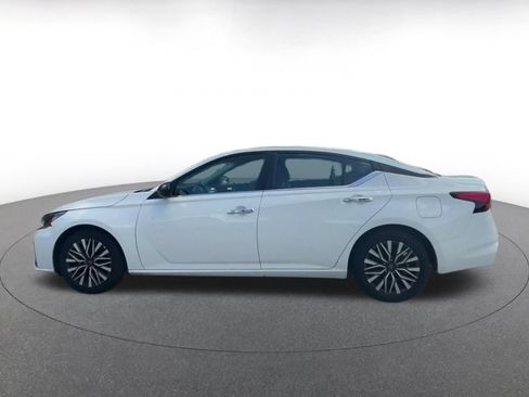 Used 2025 Nissan Altima 2.5 SV FWD image 8