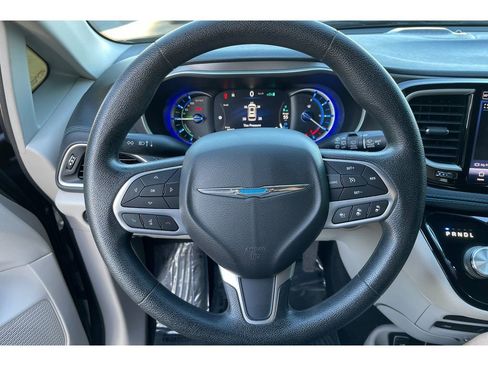 Used 2021 Chrysler Pacifica Touring w/ Uconnect Theater Family Group image 33