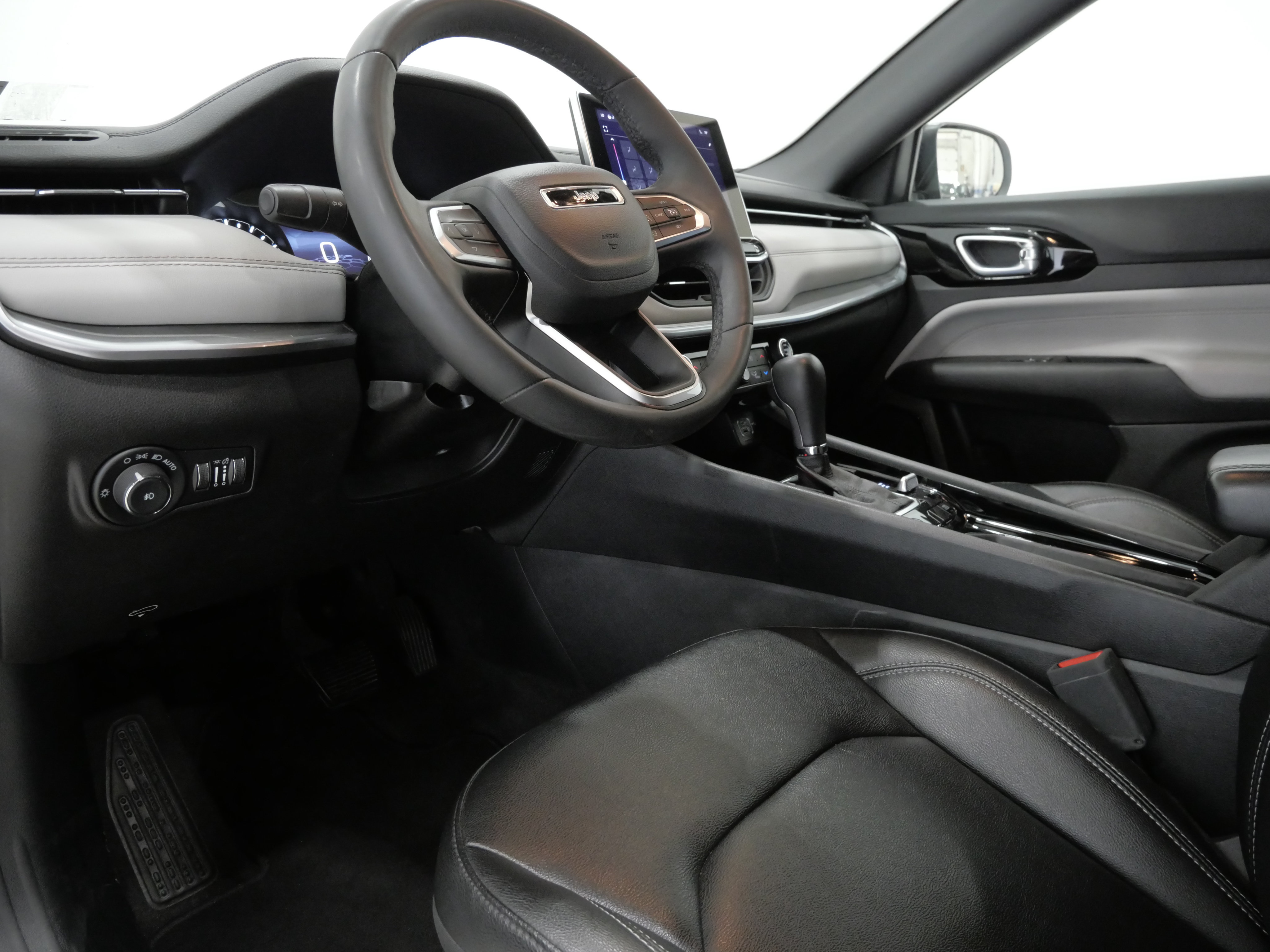 Used 2025 Jeep Compass Limited AWD/4WD image 11