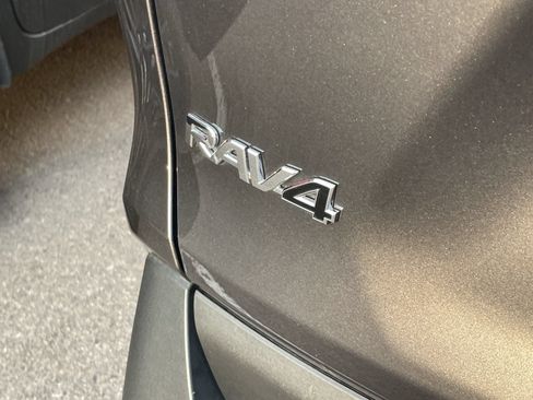 Used 2021 Toyota RAV4 LE AWD/4WD image 5