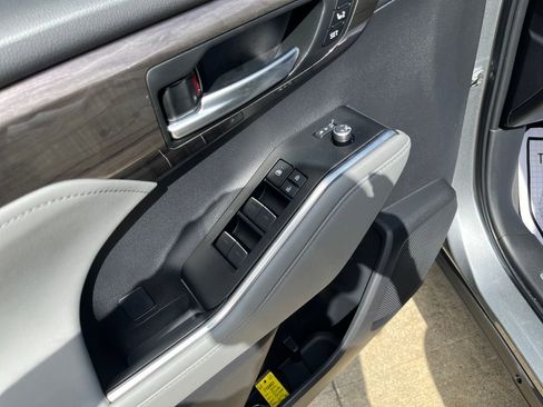 Used 2026 Toyota Highlander Limited image 18