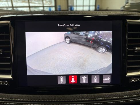 Used 2025 Chrysler Pacifica Limited image 18