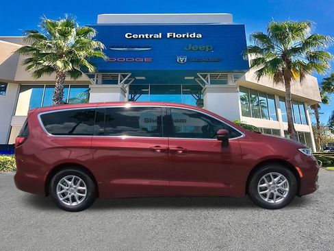 Used 2023 Chrysler Pacifica Touring-L FWD image 4