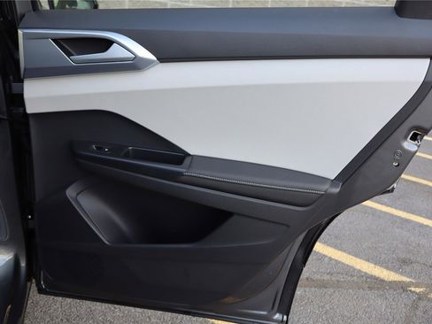 Used 2025 Volkswagen Taos SE w/ Panoramic Sunroof Package image 29