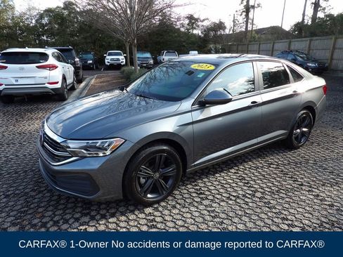 Used 2023 Volkswagen Jetta SE image 3