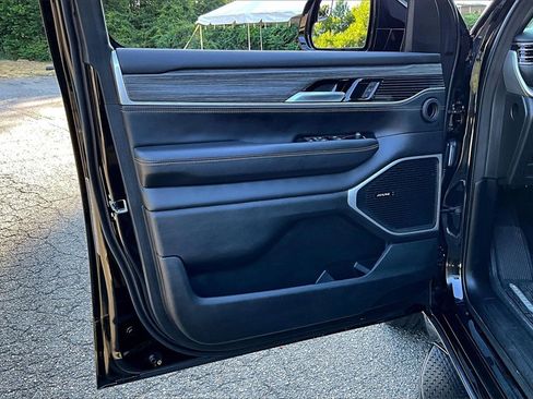 Used 2024 Jeep Wagoneer Series III image 17