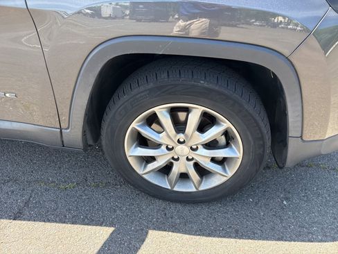 Used 2018 Jeep Cherokee Limited AWD/4WD image 3